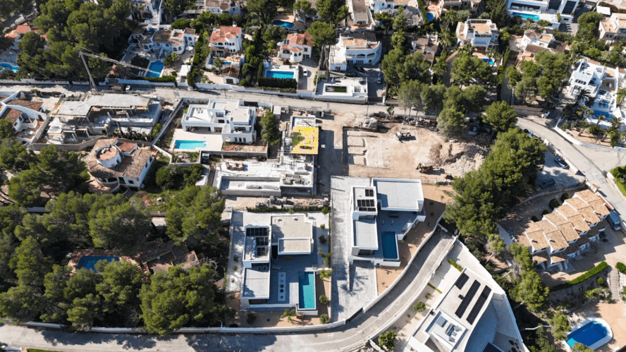 Villa luxueuse au design exclusif offrant modernité et Méditerranée à ses pieds, située à Moraira, Costa Blanca.