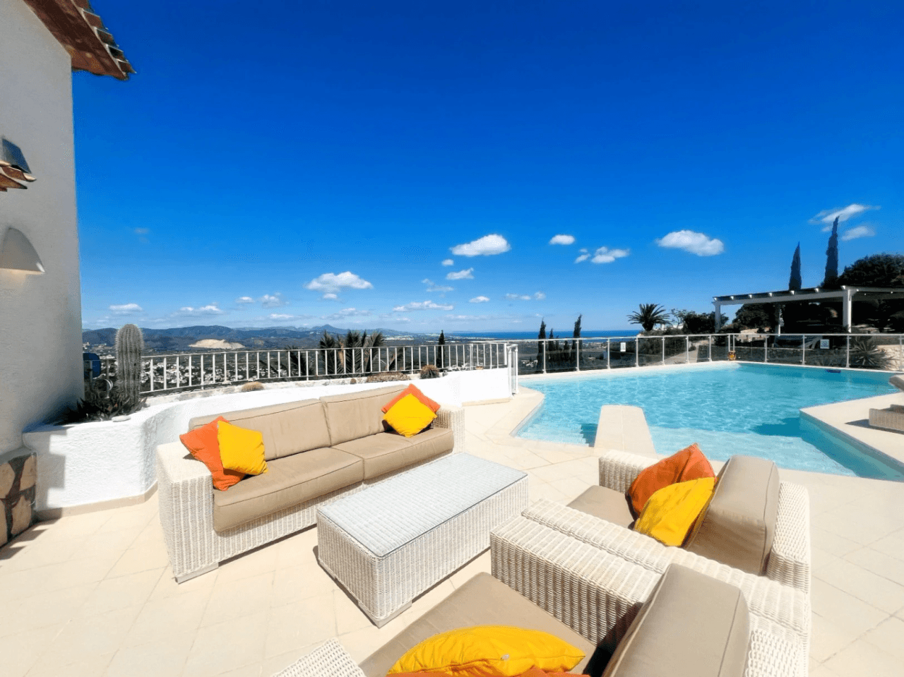 Villa spacieuse de plain-pied avec une vue imprenable sur les montagnes et la mer à Monte Pego, Denia, Costa Blanca.