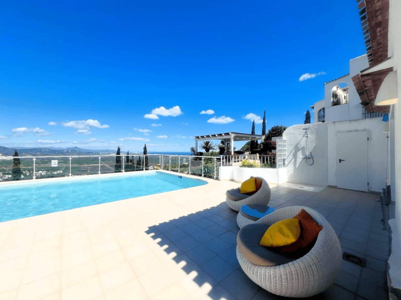 Villa spacieuse de plain-pied avec une vue imprenable sur les montagnes et la mer à Monte Pego, Denia, Costa Blanca.