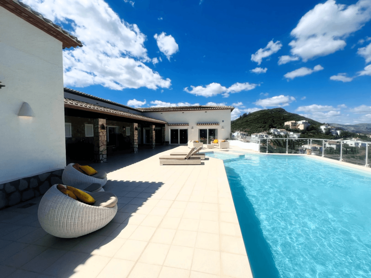 Villa spacieuse de plain-pied avec une vue imprenable sur les montagnes et la mer à Monte Pego, Denia, Costa Blanca.