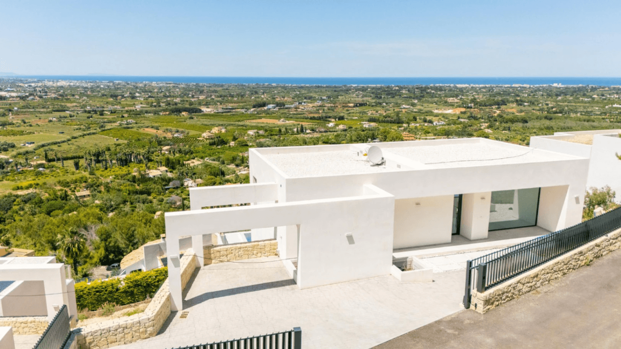 Mooie luxe villa van recente bouw met panoramisch uitzicht op de zee te koop in La Sella Golf Resort, Pedreguer, Costa Blanca.