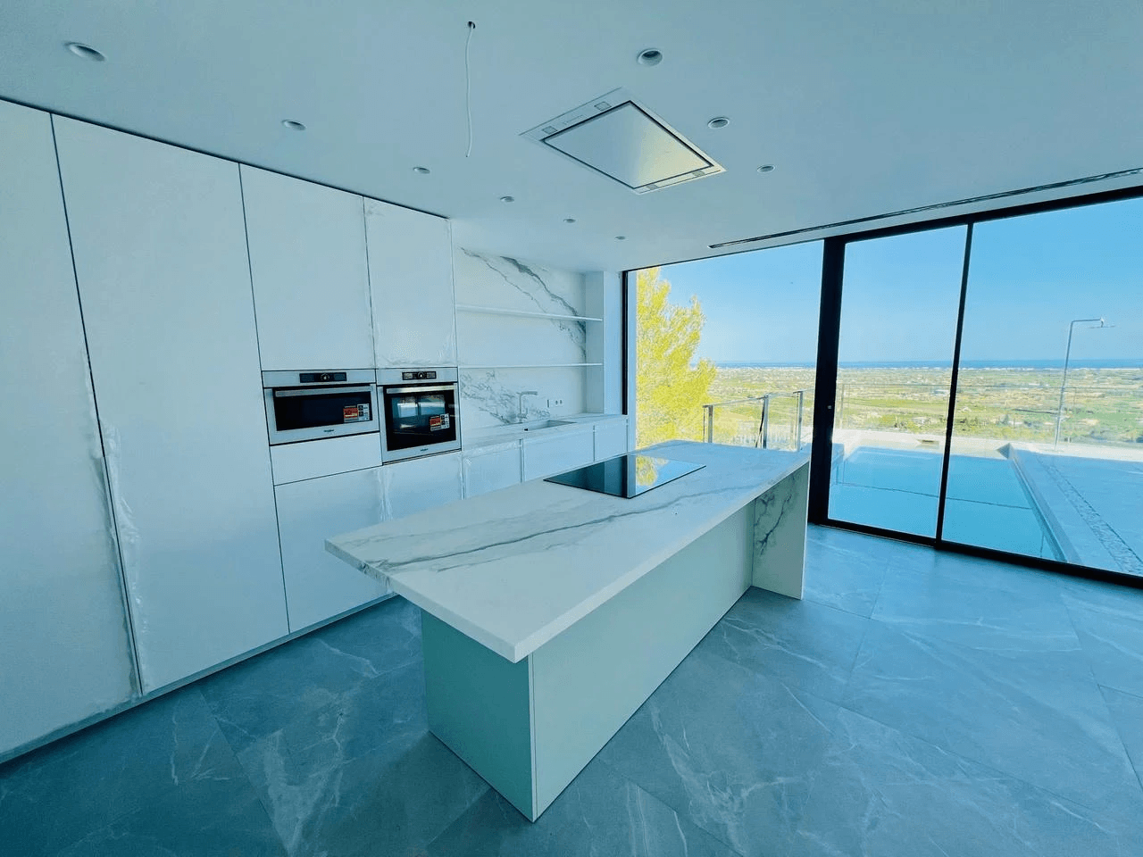 Mooie luxe villa van recente bouw met panoramisch uitzicht op de zee te koop in La Sella Golf Resort, Pedreguer, Costa Blanca.