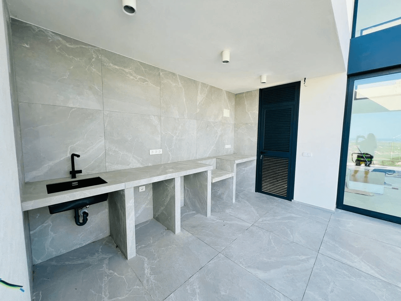 Mooie luxe villa van recente bouw met panoramisch uitzicht op de zee te koop in La Sella Golf Resort, Pedreguer, Costa Blanca.