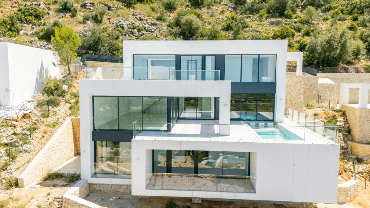 Mooie luxe villa van recente bouw met panoramisch uitzicht op de zee te koop in La Sella Golf Resort, Pedreguer, Costa Blanca.