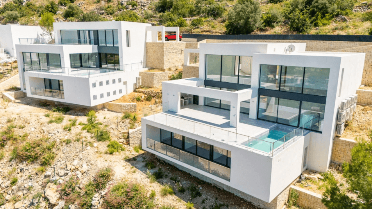 Mooie luxe villa van recente bouw met panoramisch uitzicht op de zee te koop in La Sella Golf Resort, Pedreguer, Costa Blanca.