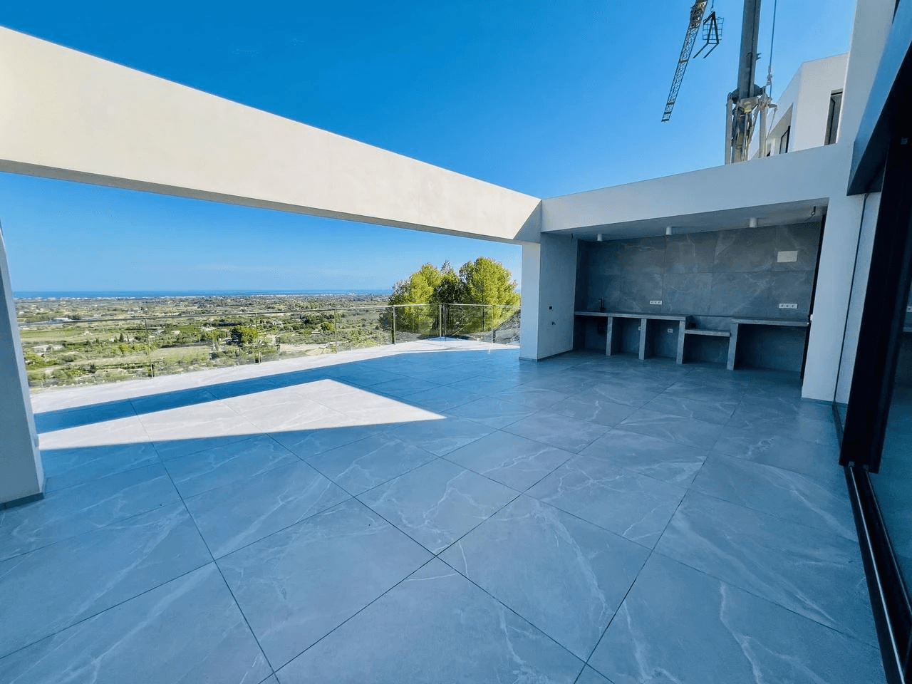 Mooie luxe villa van recente bouw met panoramisch uitzicht op de zee te koop in La Sella Golf Resort, Pedreguer, Costa Blanca.