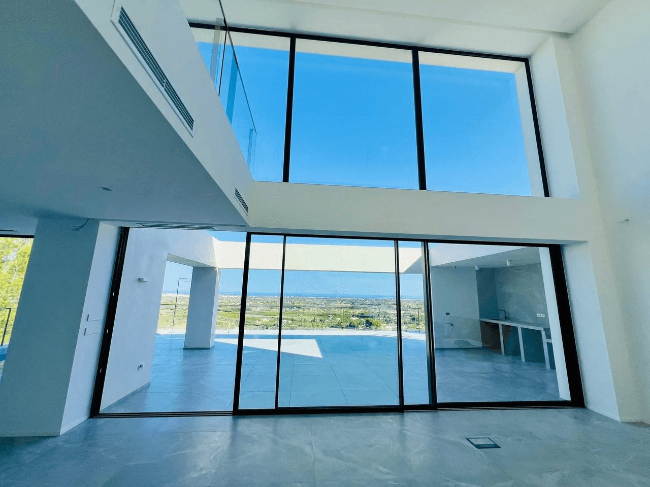 Mooie luxe villa van recente bouw met panoramisch uitzicht op de zee te koop in La Sella Golf Resort, Pedreguer, Costa Blanca.
