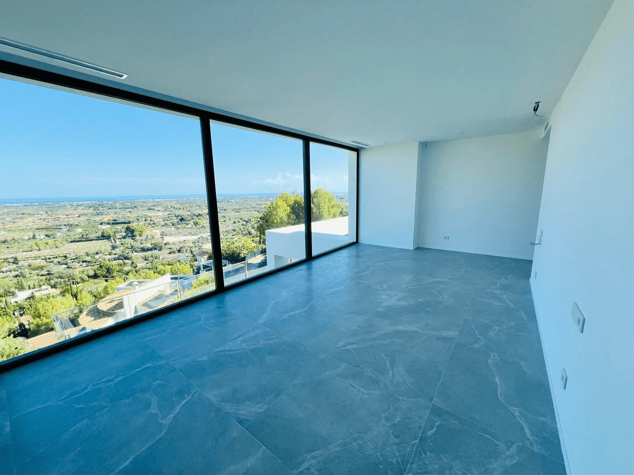 Mooie luxe villa van recente bouw met panoramisch uitzicht op de zee te koop in La Sella Golf Resort, Pedreguer, Costa Blanca.