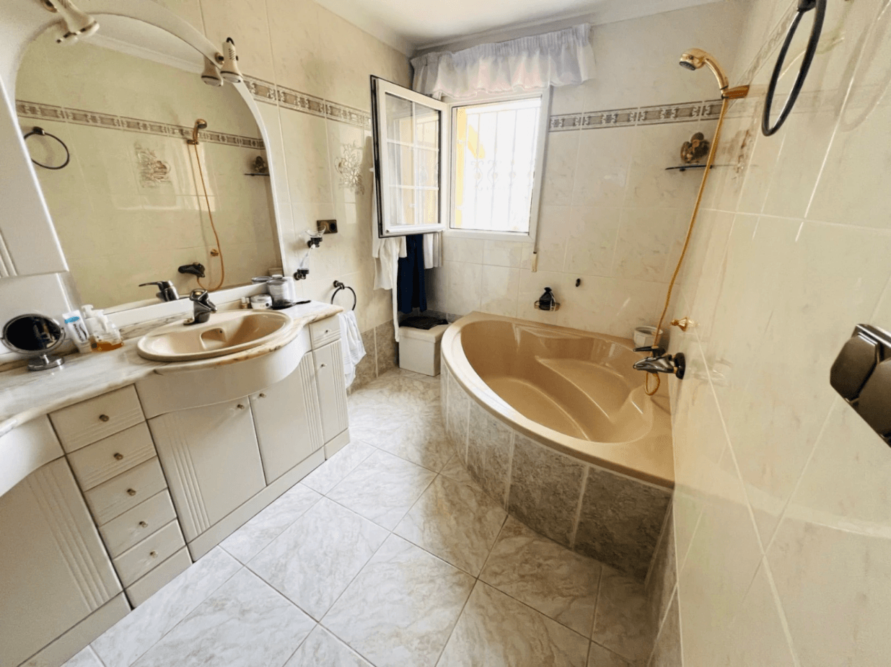 Klassieke Elegantie en Oneindige Horizon: Mediterraanse Villa met Dubbele Perceel en Zeezicht in La Sella Golf Resort, Pedreguer, Costa Blanca