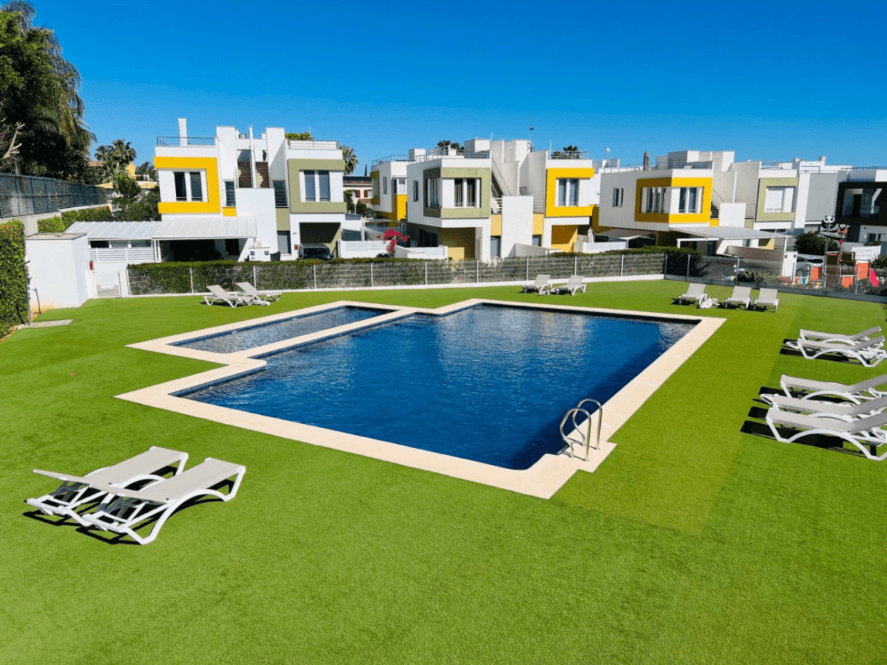 Villas contemporaines récemment construites à distance de marche de toutes les commodités à vendre à Denia, Costa Blanca.