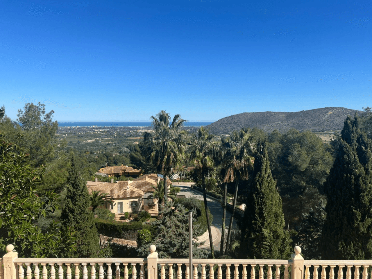 Klassieke Elegantie en Oneindige Horizon: Mediterraanse Villa met Dubbele Perceel en Zeezicht in La Sella Golf Resort, Pedreguer, Costa Blanca